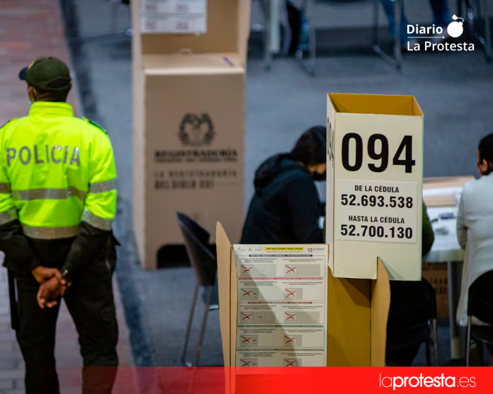 Presencia de la policía en una casilla electoral, en Bogotá, en una imagen de archivo | Sebastián Barros (Universal Images Group via Getty Images)