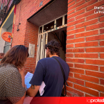 Desahuciada una familia con dos menores en El Carmen pese a su situación de vulnerabilidad y a la mediación del Sindicato de Vivienda Miembros del Sindicato de Vivienda de Murcia acompañan a la familia desahuciada durante la ejecución del lanzamiento en el barrio de El Carmen, donde residían dos menores de edad | Dominic D. Skerrett