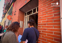 Desahuciada una familia con dos menores en El Carmen pese a su situación de vulnerabilidad y a la mediación del Sindicato de Vivienda Miembros del Sindicato de Vivienda de Murcia acompañan a la familia desahuciada durante la ejecución del lanzamiento en el barrio de El Carmen, donde residían dos menores de edad | Dominic D. Skerrett