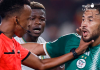 El árbitro de Somalia Omar Abdulkadir Artan pone la mano en el jugador de Argelia Youcef Belaili en la Copa Africana de Naciones 2024. Se le ha negado la entrada a Estados Unidos para el Mundial 2026. (KENZO TRIBOUILLARD/AFP)