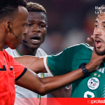 El Mundial de la vergüenza: racismo, discriminación y abuso bajo la bandera del fútbol El árbitro de Somalia Omar Abdulkadir Artan pone la mano en el jugador de Argelia Youcef Belaili en la Copa Africana de Naciones 2024. Se le ha negado la entrada a Estados Unidos para el Mundial 2026. (KENZO TRIBOUILLARD/AFP)