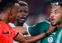 El Mundial de la vergüenza: racismo, discriminación y abuso bajo la bandera del fútbol El árbitro de Somalia Omar Abdulkadir Artan pone la mano en el jugador de Argelia Youcef Belaili en la Copa Africana de Naciones 2024. Se le ha negado la entrada a Estados Unidos para el Mundial 2026. (KENZO TRIBOUILLARD/AFP)