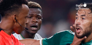El árbitro de Somalia Omar Abdulkadir Artan pone la mano en el jugador de Argelia Youcef Belaili en la Copa Africana de Naciones 2024. Se le ha negado la entrada a Estados Unidos para el Mundial 2026. (KENZO TRIBOUILLARD/AFP)