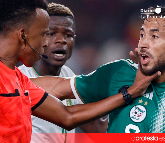 El Mundial de la vergüenza: racismo, discriminación y abuso bajo la bandera del fútbol El árbitro de Somalia Omar Abdulkadir Artan pone la mano en el jugador de Argelia Youcef Belaili en la Copa Africana de Naciones 2024. Se le ha negado la entrada a Estados Unidos para el Mundial 2026. (KENZO TRIBOUILLARD/AFP)