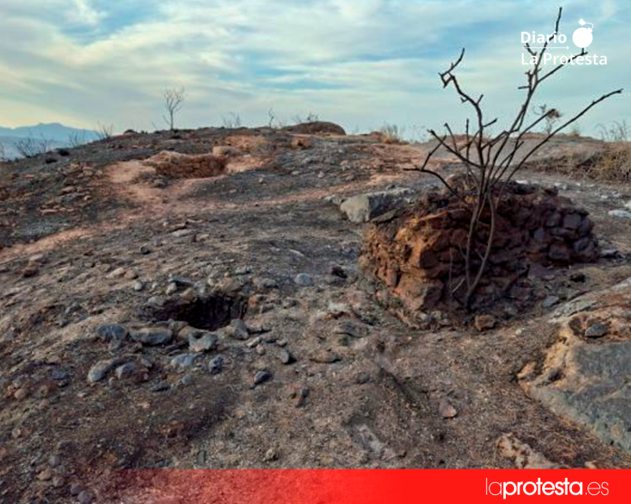 Las imágenes obtenidas tras el incendio muestran la práctica totalidad del yacimiento arqueológico afectado por las llamas y un paisaje completamente arrasado y calcinado | Foto.- Huermur Las imágenes obtenidas tras el incendio muestran la práctica totalidad del yacimiento arqueológico afectado por las llamas y un paisaje completamente arrasado y calcinado | Foto.- Huermur