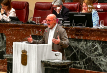 IU acorrala al PP en la Asamblea por incumplir la Ley LGTBI y ocultar la evaluación de sus políticas en la Región de Murcia Imagen de archivo de José Luis Álvarez-Castellanos durante una intervención en el Pleno de la Asamblea Regional | Dominic D. Skerrett
