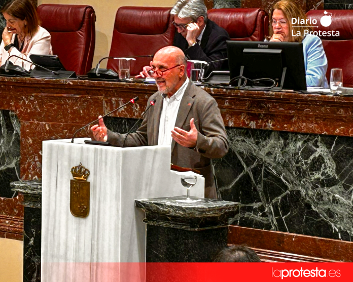 IU acorrala al PP en la Asamblea por incumplir la Ley LGTBI y ocultar la evaluación de sus políticas en la Región de Murcia Imagen de archivo de José Luis Álvarez-Castellanos durante una intervención en el Pleno de la Asamblea Regional | Dominic D. Skerrett