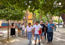 Vecinos del Barrio de la Paz denuncian una oleada de desahucios vinculados a la especulación inmobiliaria y exigen soluciones urgentes Vecinos del Barrio de la Paz arropan a una familia con tres hijos, uno de ellos con discapacidad, que será desahuciada el próximo 30 de junio pese a llevar 19 años pagando el alquiler de su vivienda | Dominic D. Skerrett