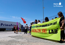 LAB denuncia despidos represivos y bloquea el acceso de camiones en Primafrio Álava mientras prepara un paro el 26 de junio Trabajadores y representantes de LAB durante la protesta celebrada ante las instalaciones de Primafrio en Durruma (Álava) | LAB