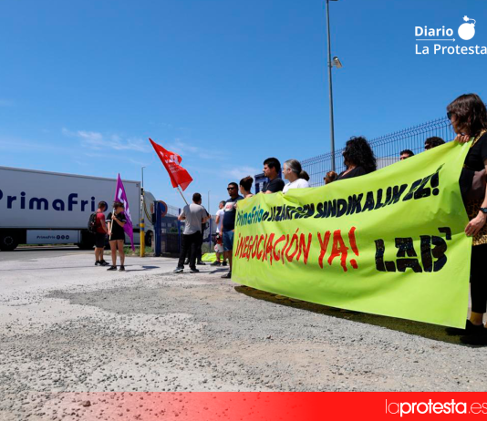 Trabajadores y representantes de LAB durante la protesta celebrada ante las instalaciones de Primafrio en Durruma (Álava) | LAB