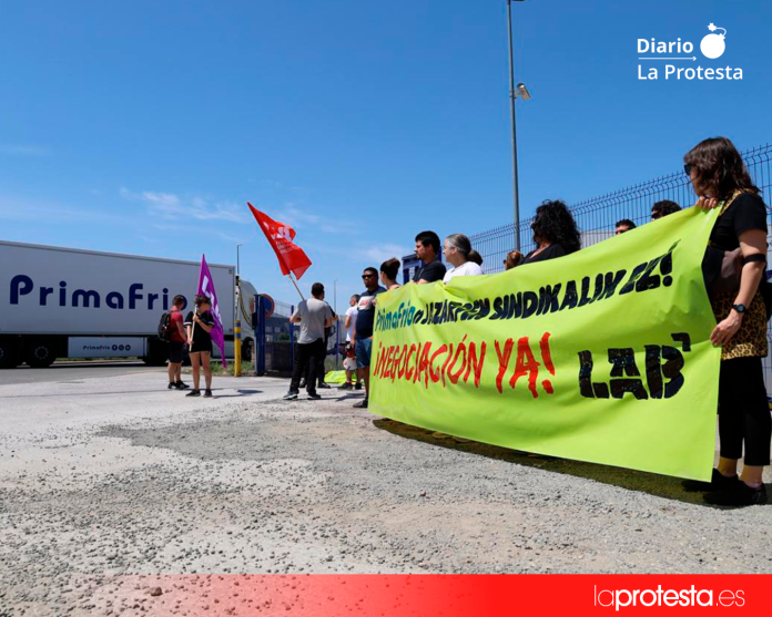 Trabajadores y representantes de LAB durante la protesta celebrada ante las instalaciones de Primafrio en Durruma (Álava) | LAB Trabajadores y representantes de LAB durante la protesta celebrada ante las instalaciones de Primafrio en Durruma (Álava) | LAB