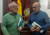 El portavoz de IU, Pedro Sosa, junto a Antonio Manzanera López, histórico director de la Banda Municipal de Música de Lorca durante cuatro décadas, hasta su jubilación a finales de 2024 | IU Lorca