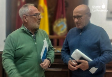 IU lleva al Pleno el uso de patrimonio público en Lorca por parte de una empresa musical privada El portavoz de IU, Pedro Sosa, junto a Antonio Manzanera López, histórico director de la Banda Municipal de Música de Lorca durante cuatro décadas, hasta su jubilación a finales de 2024 | IU Lorca