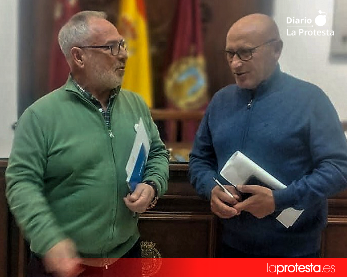 El portavoz de IU, Pedro Sosa, junto a Antonio Manzanera López, histórico director de la Banda Municipal de Música de Lorca durante cuatro décadas, hasta su jubilación a finales de 2024 | IU Lorca El portavoz de IU, Pedro Sosa, junto a Antonio Manzanera López, histórico director de la Banda Municipal de Música de Lorca durante cuatro décadas, hasta su jubilación a finales de 2024 | IU Lorca