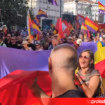 Miles de personas desafían el calor en Madrid para reclamar “una República para la paz” Participantes de la III Marcha Republicana avanzan por el centro de Madrid pese a las altas temperaturas, reivindicando una república basada en la paz, la democracia y la justicia social. Captura de vídeo. | Marcha Republicana