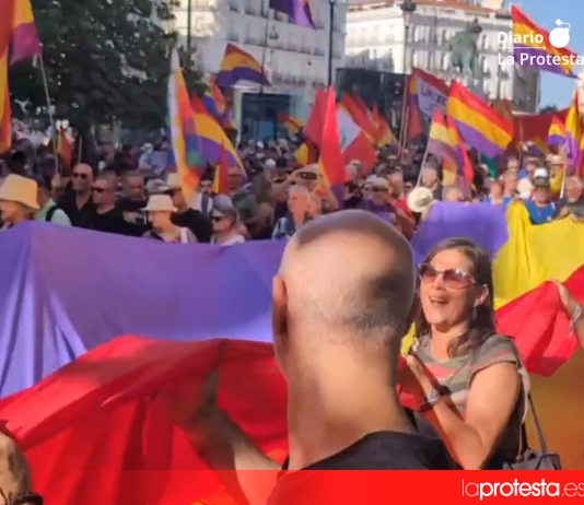 Participantes de la III Marcha Republicana avanzan por el centro de Madrid pese a las altas temperaturas, reivindicando una república basada en la paz, la democracia y la justicia social. Captura de vídeo. | Marcha Republicana