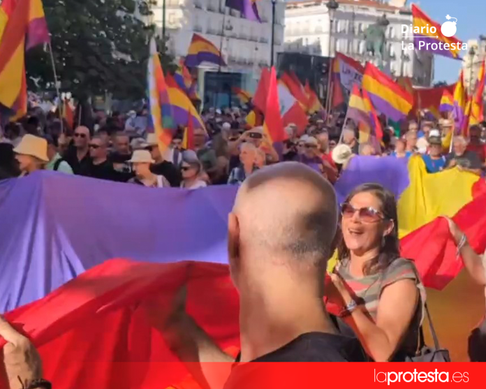 Participantes de la III Marcha Republicana avanzan por el centro de Madrid pese a las altas temperaturas, reivindicando una república basada en la paz, la democracia y la justicia social. Captura de vídeo. | Marcha Republicana