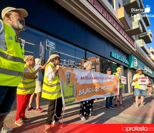 Durante la concentración se escucharon consignas contra la especulación alimentaria y en defensa de precios justos para productores, trabajadores y consumidores | Foto.- Dominic D. Skerrett