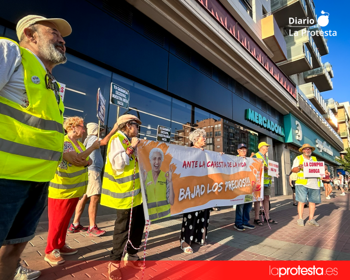 Yay@flautas de Murcia denuncian ante Mercadona la escalada de precios y el empobrecimiento de la población Durante la concentración se escucharon consignas contra la especulación alimentaria y en defensa de precios justos para productores, trabajadores y consumidores | Foto.- Dominic D. Skerrett