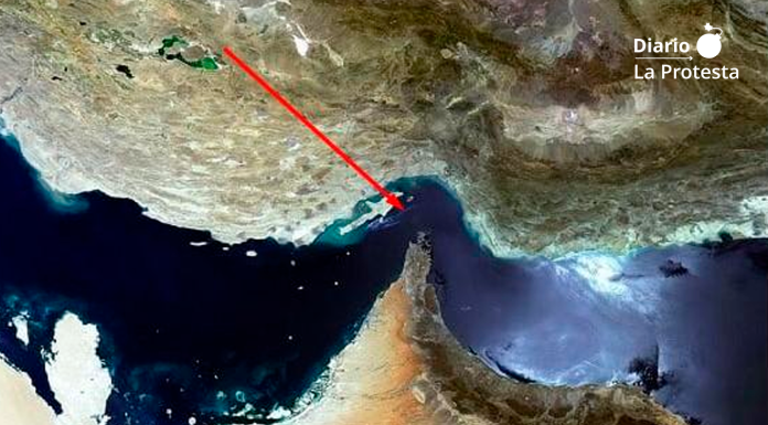 desde satelite Vista satelital del Estrecho de Ormuz, uno de los principales puntos de estrangulamiento del comercio energético mundial y eje estratégico clave | straitof-hormuz.com