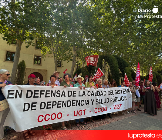 Concentración de pensionistas de CCOO y UGT ante el Palacio de San Esteban en defensa de una atención a la dependencia digna y sin listas de espera | Dominic D. Skerrett