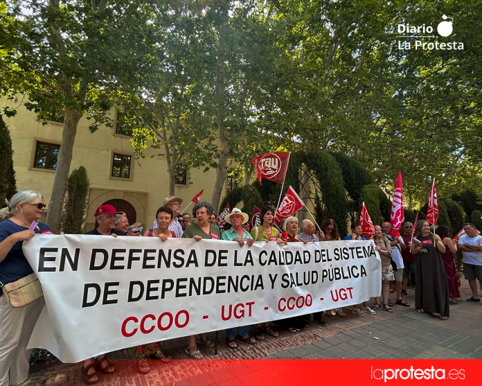 Concentración de pensionistas de CCOO y UGT ante el Palacio de San Esteban en defensa de una atención a la dependencia digna y sin listas de espera | Dominic D. Skerrett