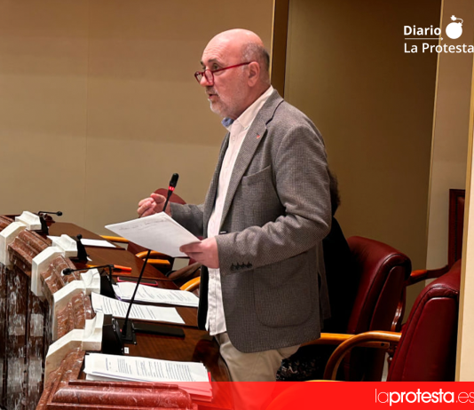 Imagen de archivo de Jose Luis Álvarez-Castellanos interviniendo desde su escaño | Foto.- Dominic D. Skerrett