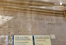 Inscripción franquista en la fachada de la Catedral de Murcia dedicada a José Antonio Primo de Rivera, cuya retirada ha sido ordenada al Obispado de Cartagena por la Dirección General de Promoción de la Memoria Democrática al considerarse contraria a la Ley de Memoria Democrática | FAMHRM