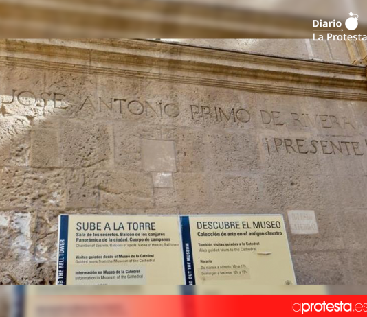 Inscripción franquista en la fachada de la Catedral de Murcia dedicada a José Antonio Primo de Rivera, cuya retirada ha sido ordenada al Obispado de Cartagena por la Dirección General de Promoción de la Memoria Democrática al considerarse contraria a la Ley de Memoria Democrática | FAMHRM