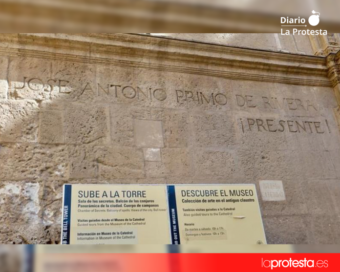 Inscripción franquista en la fachada de la Catedral de Murcia dedicada a José Antonio Primo de Rivera, cuya retirada ha sido ordenada al Obispado de Cartagena por la Dirección General de Promoción de la Memoria Democrática al considerarse contraria a la Ley de Memoria Democrática | FAMHRM