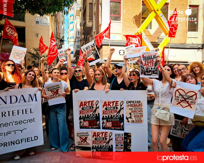 Trabajadoras de Tendam se concentran en Murcia en el inicio del calendario de movilizaciones contra el convenio estatal del comercio | Foto.- UGT