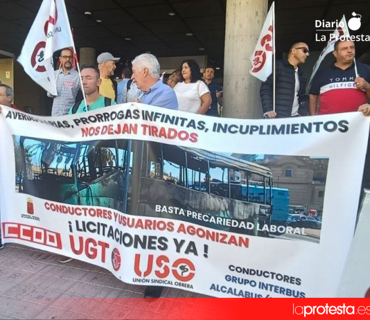 Movilización de trabajadores del transporte de viajeros ante la Consejería de Fomento en una imagen de archivo | Dominic D. Skerrett