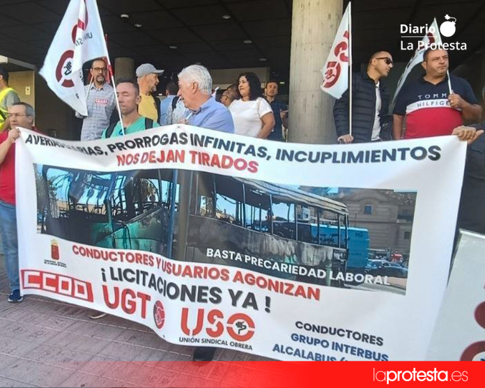 Movilización de trabajadores del transporte de viajeros ante la Consejería de Fomento en una imagen de archivo | Dominic D. Skerrett