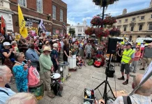 Una contramovilización antifascista supera a una protesta antiinmigración en la ciudad británica de Taunton