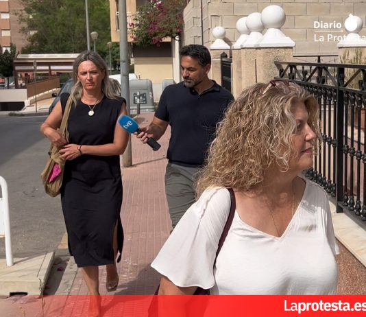 Isabel María Zapata y Amelia Pérez Baño, investigadas por presunta prevaricación, a la salida de los juzgados de Molina de Segura | Dominic D. Skerrett