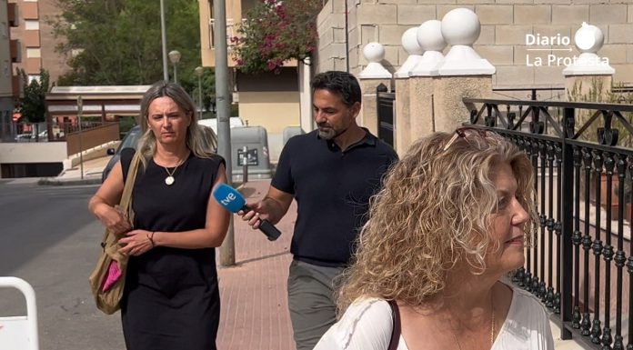 Isabel María Zapata y Amelia Pérez Baño, investigadas por presunta prevaricación, a la salida de los juzgados de Molina de Segura | Dominic D. Skerrett