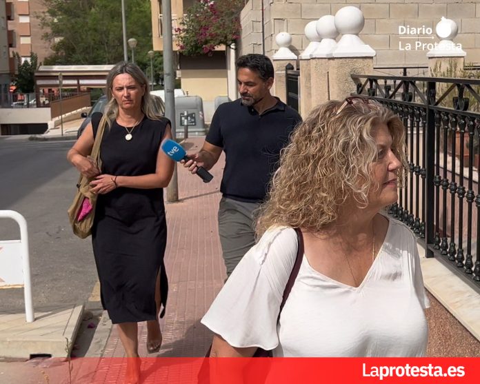 Isabel María Zapata y Amelia Pérez Baño, investigadas por presunta prevaricación, a la salida de los juzgados de Molina de Segura | Dominic D. Skerrett