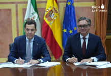 Juanma Moreno (PP) y Manuel Gavira (Vox) durante la firma del acuerdo de Gobierno | Moreno Bonilla en X