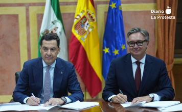 Juanma Moreno (PP) y Manuel Gavira (Vox) durante la firma del acuerdo de Gobierno | Moreno Bonilla en X