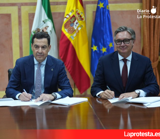 El Pacto PP-Vox inicia una nueva etapa de Gobierno en Andalucía con un programa de endurecimiento reaccionario y privatizaciones Juanma Moreno (PP) y Manuel Gavira (Vox) durante la firma del acuerdo de Gobierno | Moreno Bonilla en X