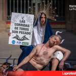 Activistas de AnimaNaturalis y PETA durante la protesta celebrada en la víspera de los Sanfermines de 2025, en Pamplona, para denunciar la tauromaquia y exigir el fin de las corridas de toros | @Rolandainyo