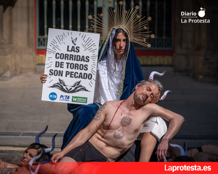 Activistas de AnimaNaturalis y PETA durante la protesta celebrada en la víspera de los Sanfermines de 2025, en Pamplona, para denunciar la tauromaquia y exigir el fin de las corridas de toros | @Rolandainyo