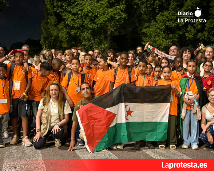Abrazos, sonrisas y reencuentros marcaron la llegada de los 52 niños y niñas saharauis que pasarán el verano en la Región de Murcia gracias al programa Vacaciones en Paz | Foto.- Sonrisa Sharaui