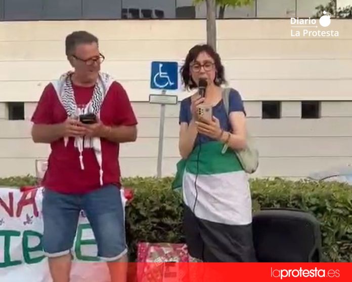 Lectura del manifiesto durante la concentración celebrada en Cieza en solidaridad con los activistas propalestinos de Valladolid encausados por las protestas contra la Vuelta Ciclista.