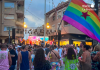 Asistentes al III Orgullo del Mar Menor durante el acto final celebrado en la Plaza de la Feria de Los Alcázares, tras la manifestación y la lectura del manifiesto reivindicativo | La Protesta Diario