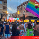 Los Alcázares reivindica la diversidad LGTBIQA+ con la manifestación del III Orgullo del Mar Menor Asistentes al III Orgullo del Mar Menor durante el acto final celebrado en la Plaza de la Feria de Los Alcázares, tras la manifestación y la lectura del manifiesto reivindicativo | La Protesta Diario