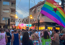 Los Alcázares reivindica la diversidad LGTBIQA+ con la manifestación del III Orgullo del Mar Menor Asistentes al III Orgullo del Mar Menor durante el acto final celebrado en la Plaza de la Feria de Los Alcázares, tras la manifestación y la lectura del manifiesto reivindicativo | La Protesta Diario