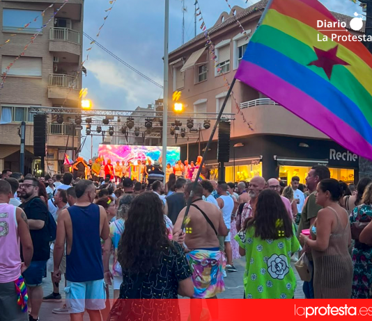 Los Alcázares reivindica la diversidad LGTBIQA+ con la manifestación del III Orgullo del Mar Menor Asistentes al III Orgullo del Mar Menor durante el acto final celebrado en la Plaza de la Feria de Los Alcázares, tras la manifestación y la lectura del manifiesto reivindicativo | La Protesta Diario