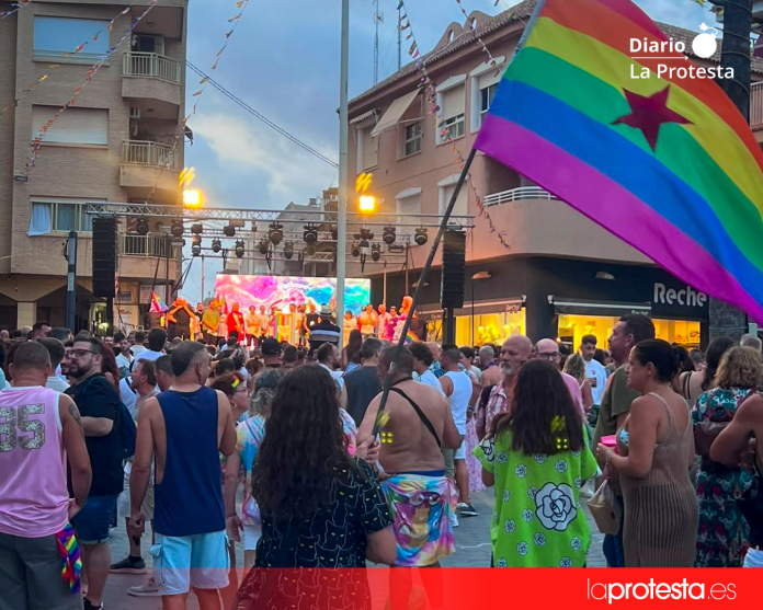 Asistentes al III Orgullo del Mar Menor durante el acto final celebrado en la Plaza de la Feria de Los Alcázares, tras la manifestación y la lectura del manifiesto reivindicativo | La Protesta Diario
