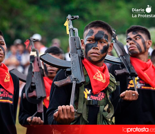 Combatientes del Nuevo Ejército del Pueblo (NPA) durante una formación en una zona rural de Filipinas | Foto: Edwin Espejo
